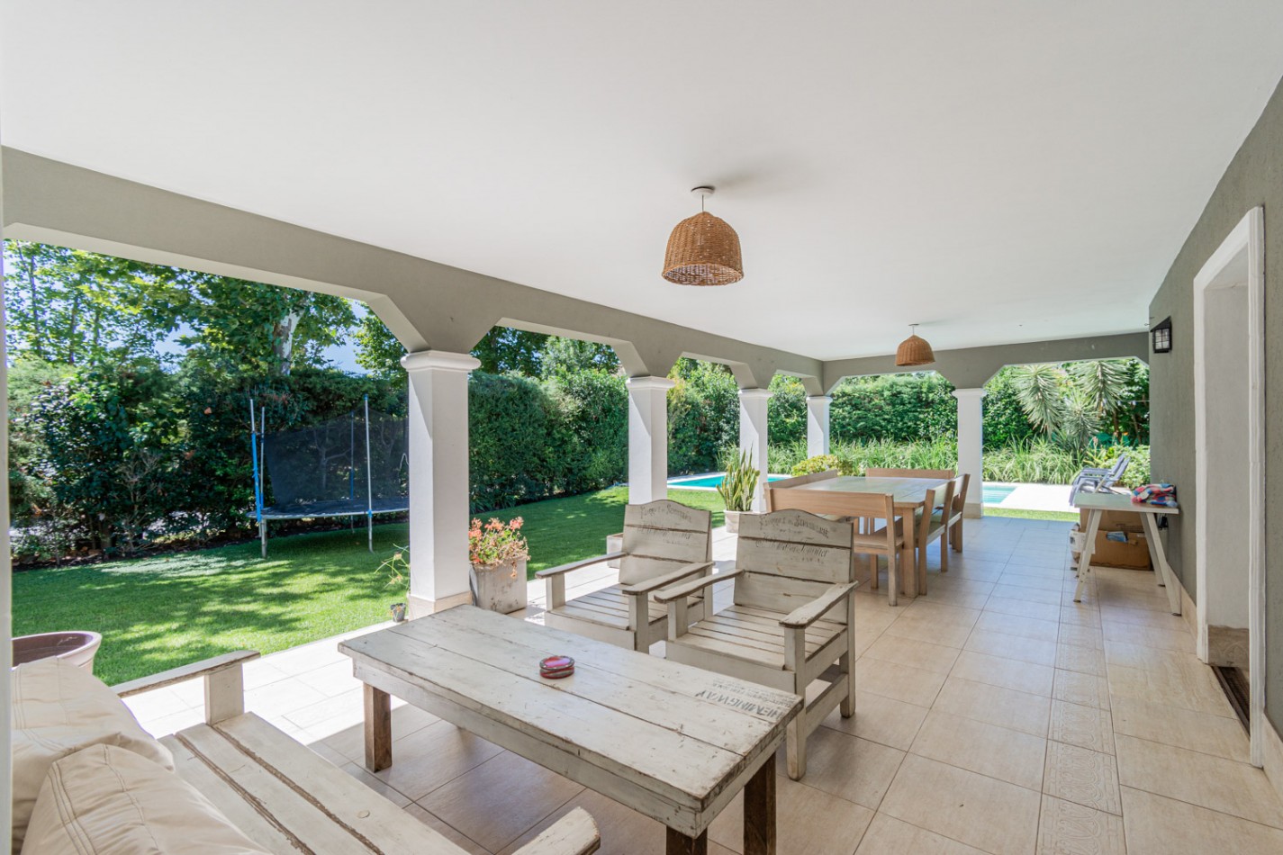 Excelente Casa 5 Ambientes + Lavadero, Calefaccion, Piscina, Parrilla, Riego, A/C