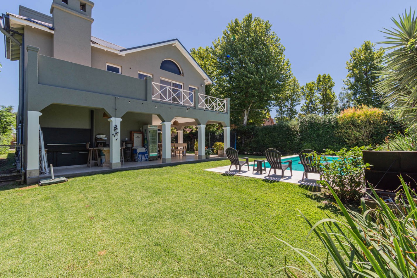 Excelente Casa 5 Ambientes + Lavadero, Calefaccion, Piscina, Parrilla, Riego, A/C