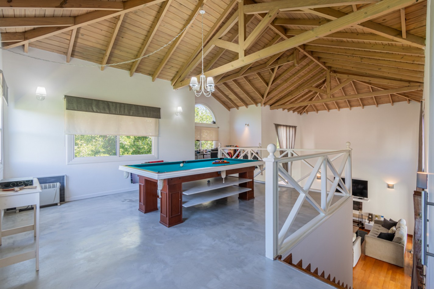 Excelente Casa 5 Ambientes + Lavadero, Calefaccion, Piscina, Parrilla, Riego, A/C