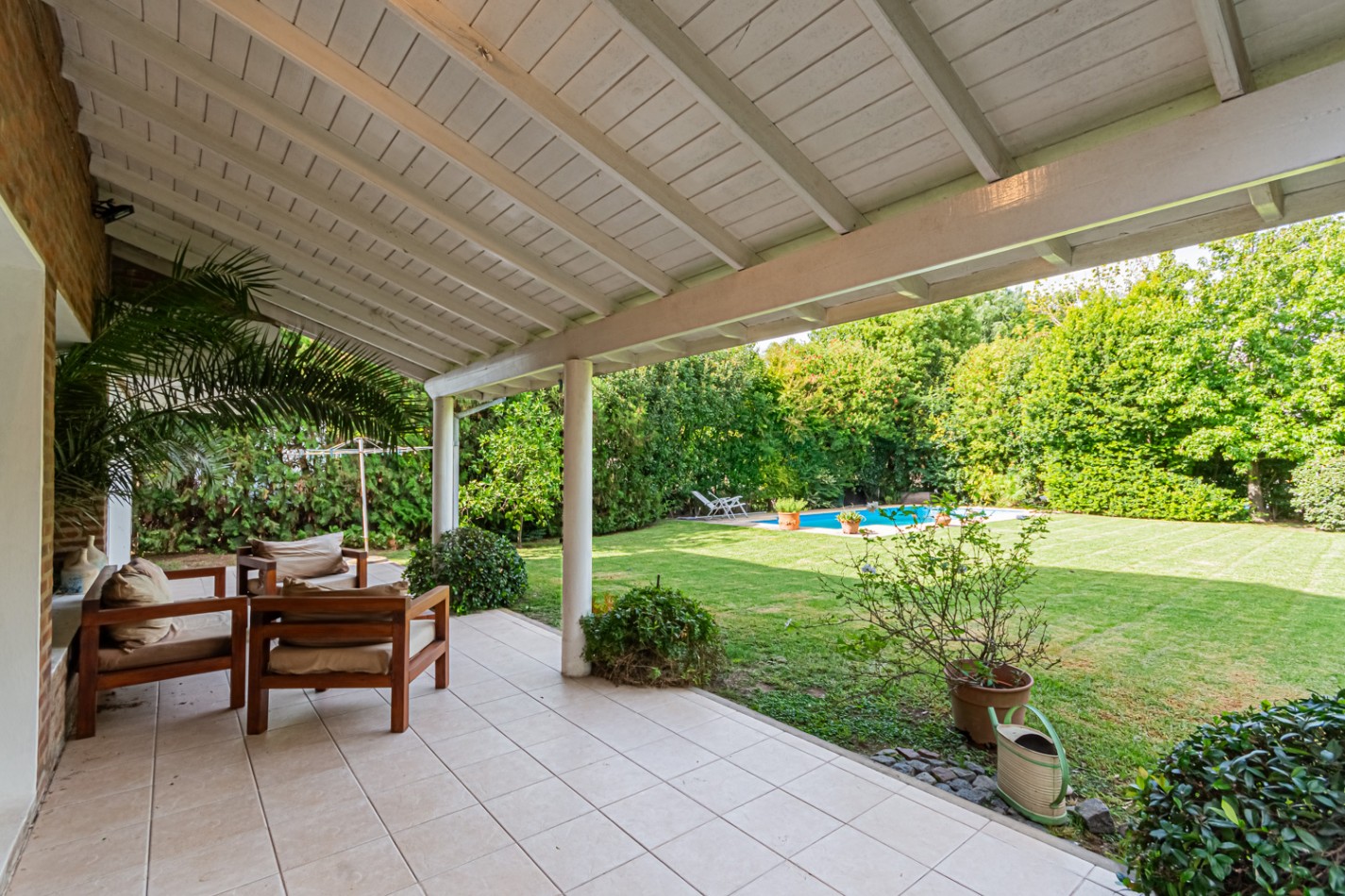 Excelente Casa 5 Ambientes + Playroom c/ Dependencia de Servicio - Piscina - Parrilla - Galeria - A/C 
