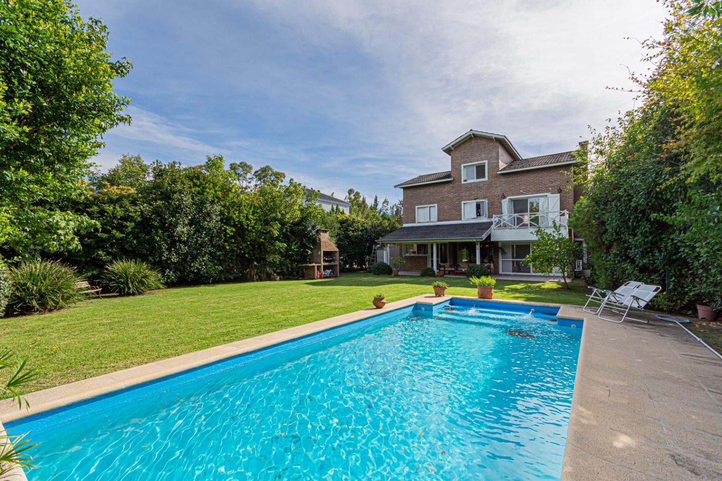 Excelente Casa 5 Ambientes + Playroom c/ Dependencia de Servicio - Piscina - Parrilla - Galeria - A/C 
