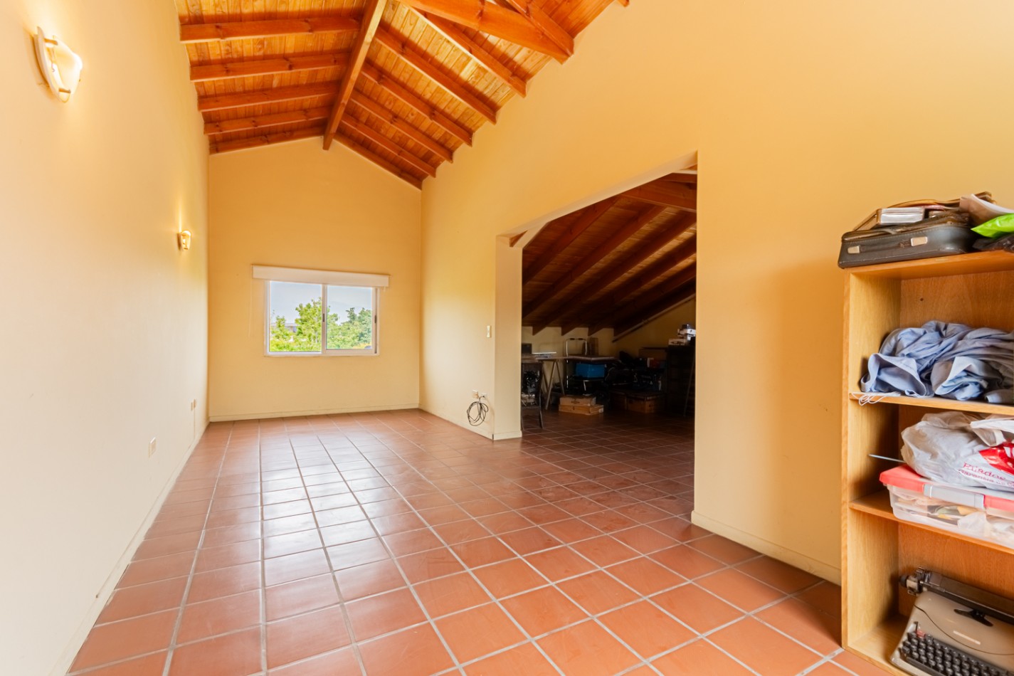 Excelente Casa 5 Ambientes + Playroom c/ Dependencia de Servicio - Piscina - Parrilla - Galeria - A/C 
