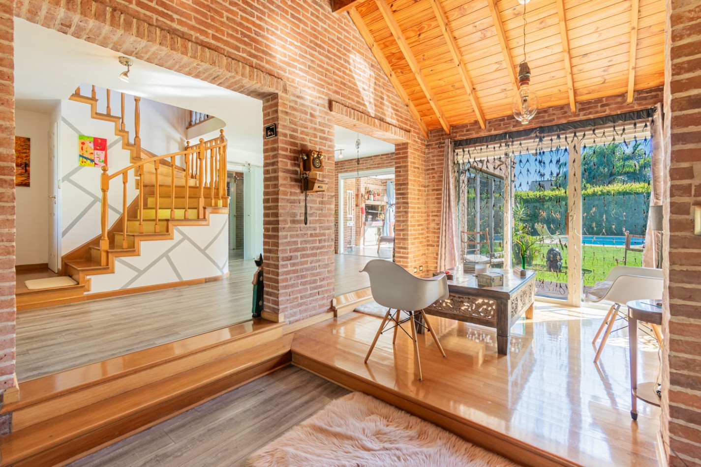 EXCELENTE CASA 4 AMBIENTES c/ PISCINA - PLAYROOM - LAVADERO - MASTER SUITE - LOSA RADIANTE - UBICACION IDEAL