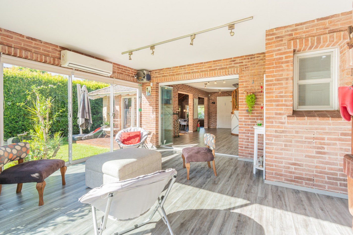 EXCELENTE CASA 4 AMBIENTES c/ PISCINA - PLAYROOM - LAVADERO - MASTER SUITE - LOSA RADIANTE - UBICACION IDEAL