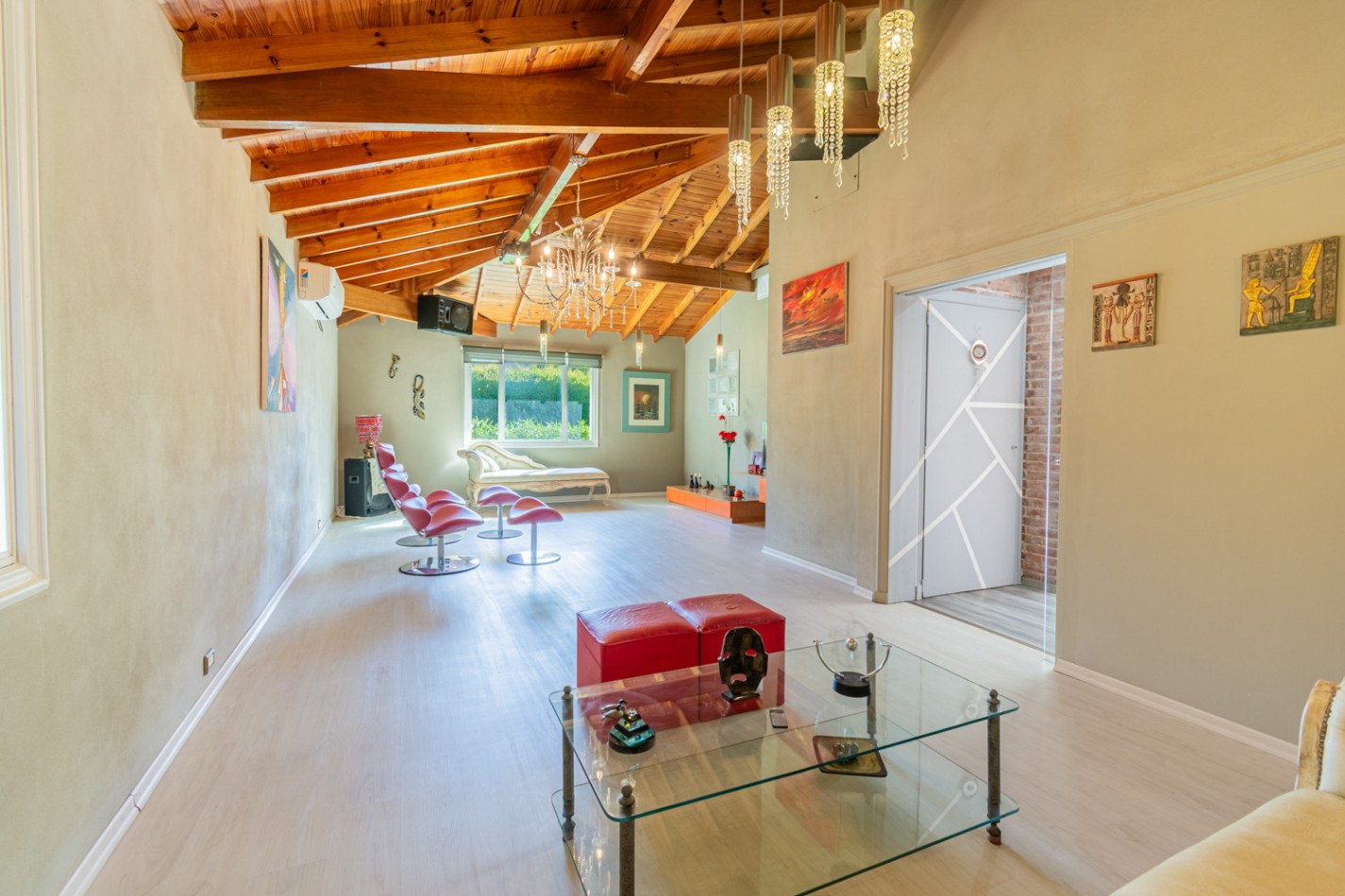 EXCELENTE CASA 4 AMBIENTES c/ PISCINA - PLAYROOM - LAVADERO - MASTER SUITE - LOSA RADIANTE - UBICACION IDEAL