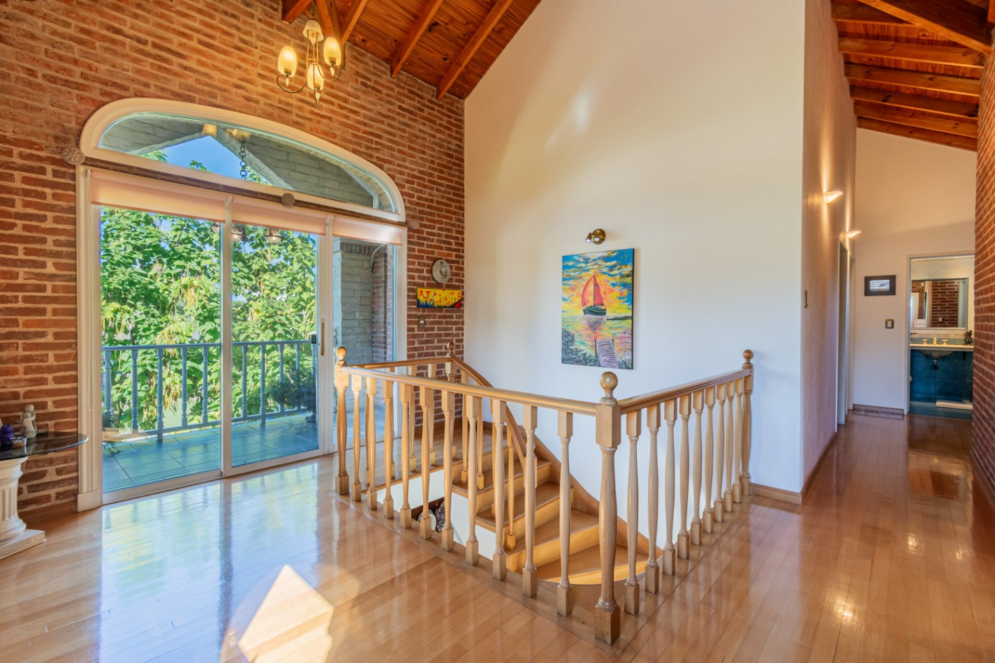 EXCELENTE CASA 4 AMBIENTES c/ PISCINA - PLAYROOM - LAVADERO - MASTER SUITE - LOSA RADIANTE - UBICACION IDEAL