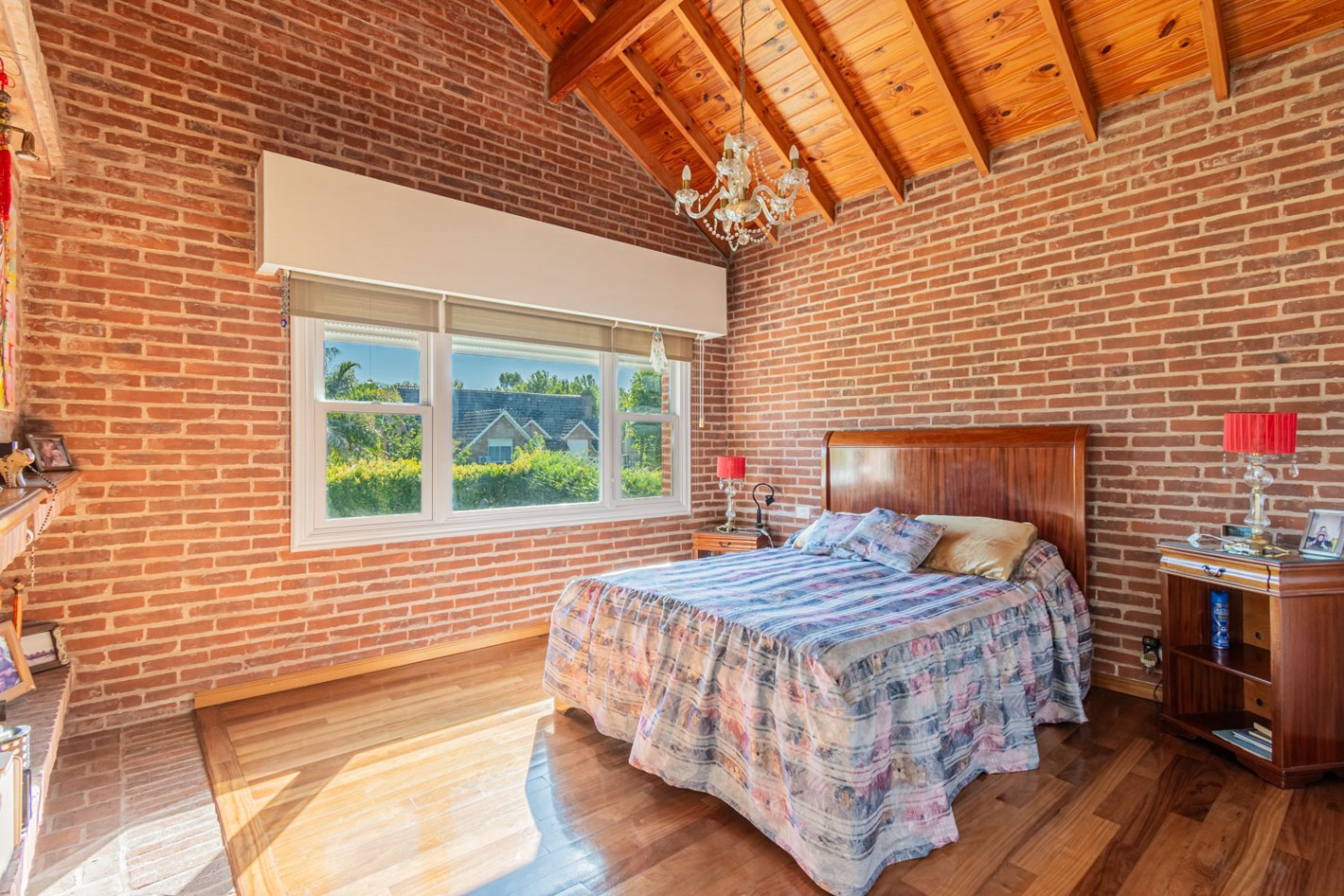 EXCELENTE CASA 4 AMBIENTES c/ PISCINA - PLAYROOM - LAVADERO - MASTER SUITE - LOSA RADIANTE - UBICACION IDEAL