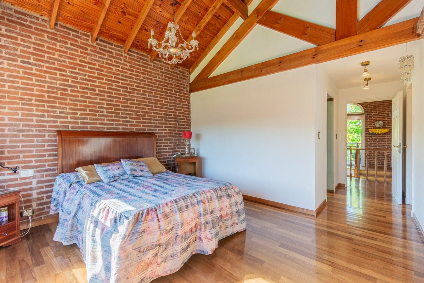 EXCELENTE CASA 4 AMBIENTES c/ PISCINA - PLAYROOM - LAVADERO - MASTER SUITE - LOSA RADIANTE - UBICACION IDEAL