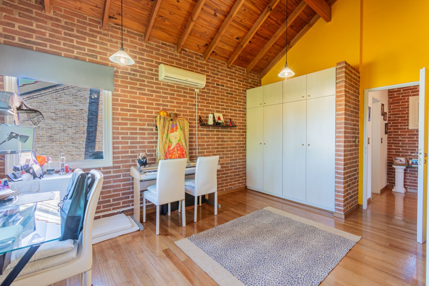 EXCELENTE CASA 4 AMBIENTES c/ PISCINA - PLAYROOM - LAVADERO - MASTER SUITE - LOSA RADIANTE - UBICACION IDEAL
