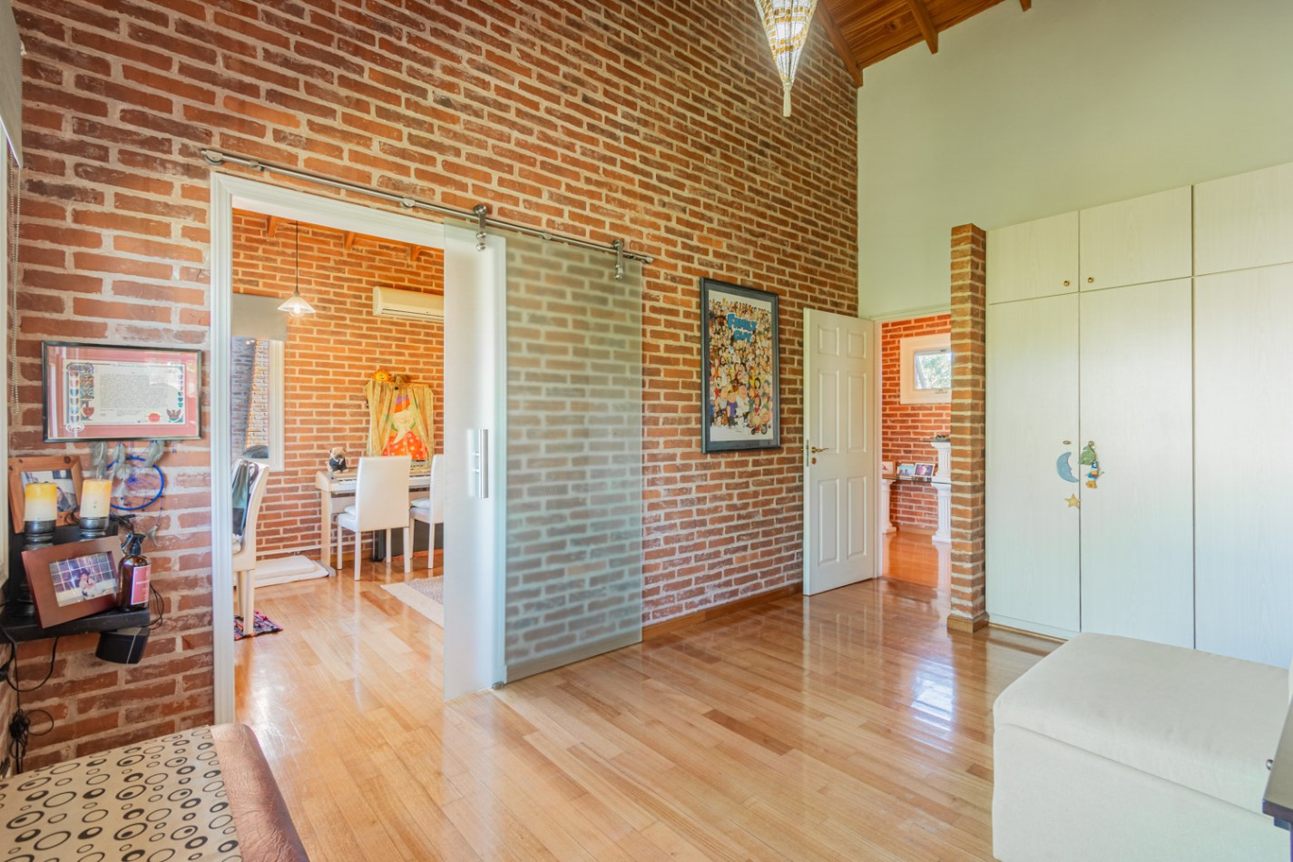 EXCELENTE CASA 4 AMBIENTES c/ PISCINA - PLAYROOM - LAVADERO - MASTER SUITE - LOSA RADIANTE - UBICACION IDEAL