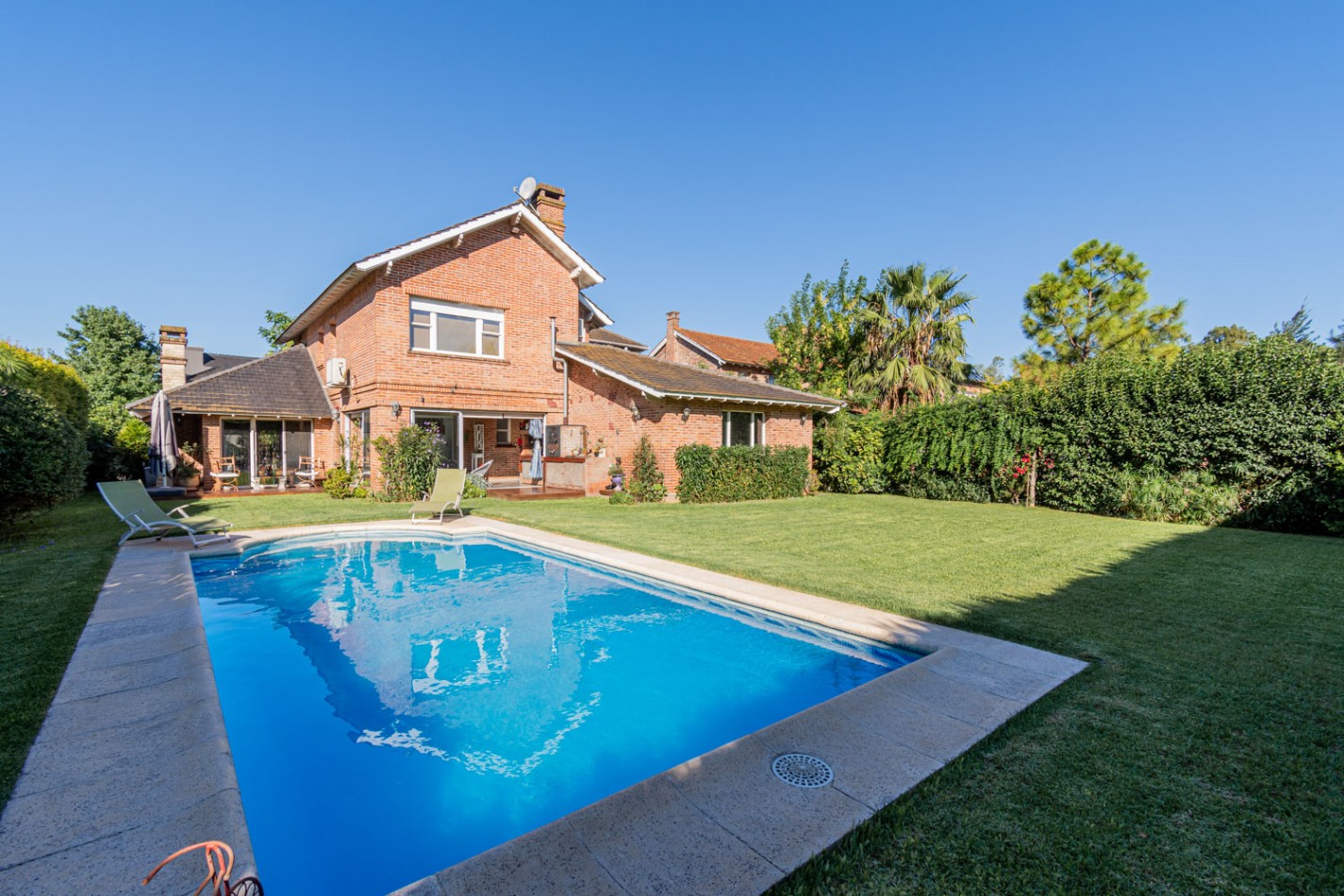 EXCELENTE CASA 4 AMBIENTES c/ PISCINA - PLAYROOM - LAVADERO - MASTER SUITE - LOSA RADIANTE - UBICACION IDEAL