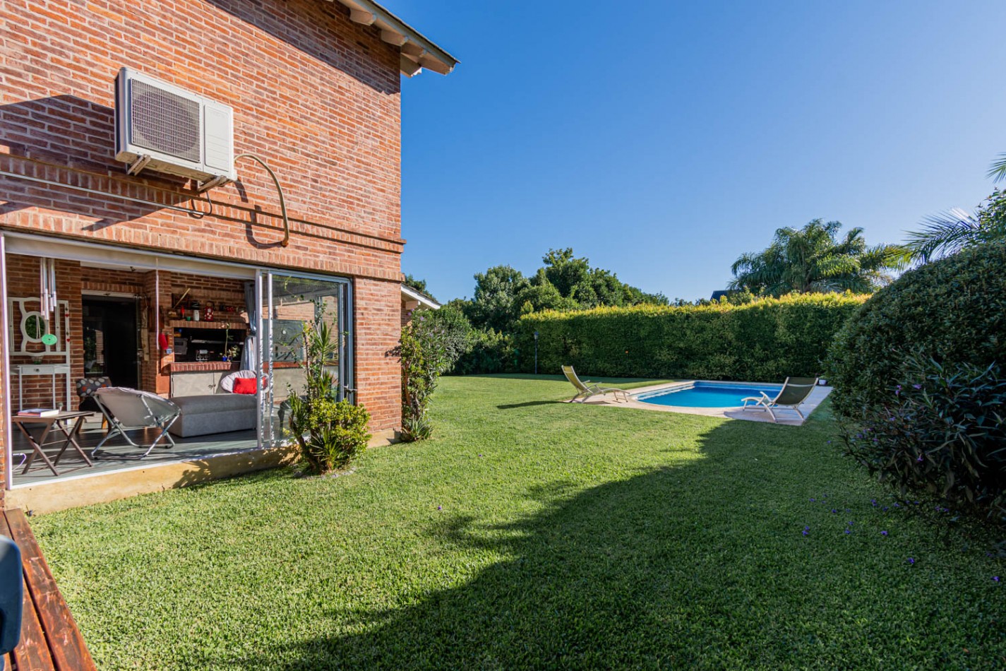 EXCELENTE CASA 4 AMBIENTES c/ PISCINA - PLAYROOM - LAVADERO - MASTER SUITE - LOSA RADIANTE - UBICACION IDEAL