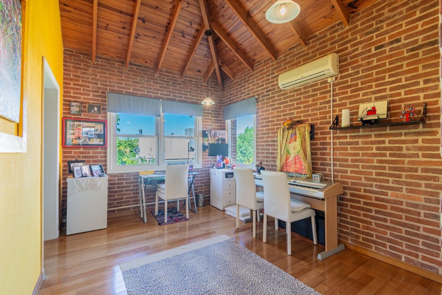 EXCELENTE CASA 4 AMBIENTES c/ PISCINA - PLAYROOM - LAVADERO - MASTER SUITE - LOSA RADIANTE - UBICACION IDEAL
