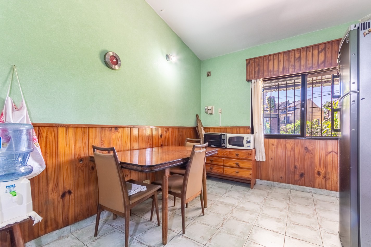 Excelente Casa con Terreno Propio C/ Piscina - Parrilla - Lavadero - Calefaccion - Gran Potencial