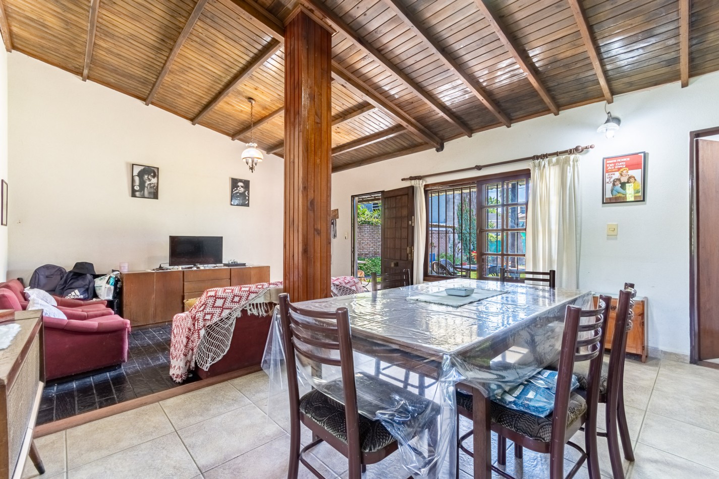Excelente Casa con Terreno Propio C/ Piscina - Parrilla - Lavadero - Calefaccion - Gran Potencial