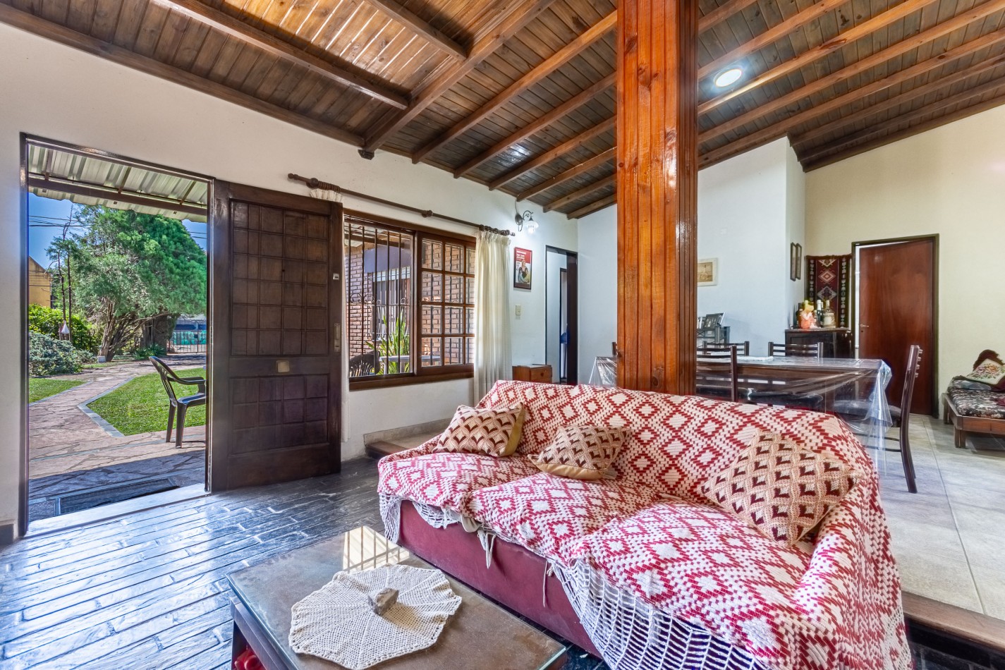 Excelente Casa con Terreno Propio C/ Piscina - Parrilla - Lavadero - Calefaccion - Gran Potencial