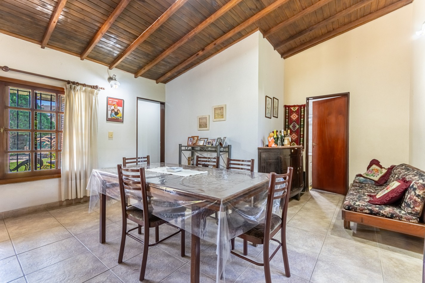 Excelente Casa con Terreno Propio C/ Piscina - Parrilla - Lavadero - Calefaccion - Gran Potencial