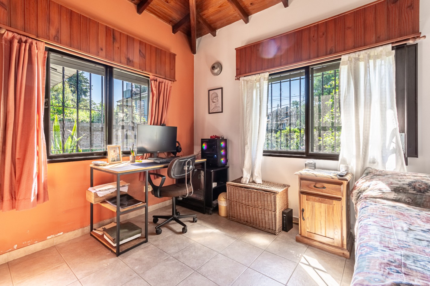 Excelente Casa con Terreno Propio C/ Piscina - Parrilla - Lavadero - Calefaccion - Gran Potencial