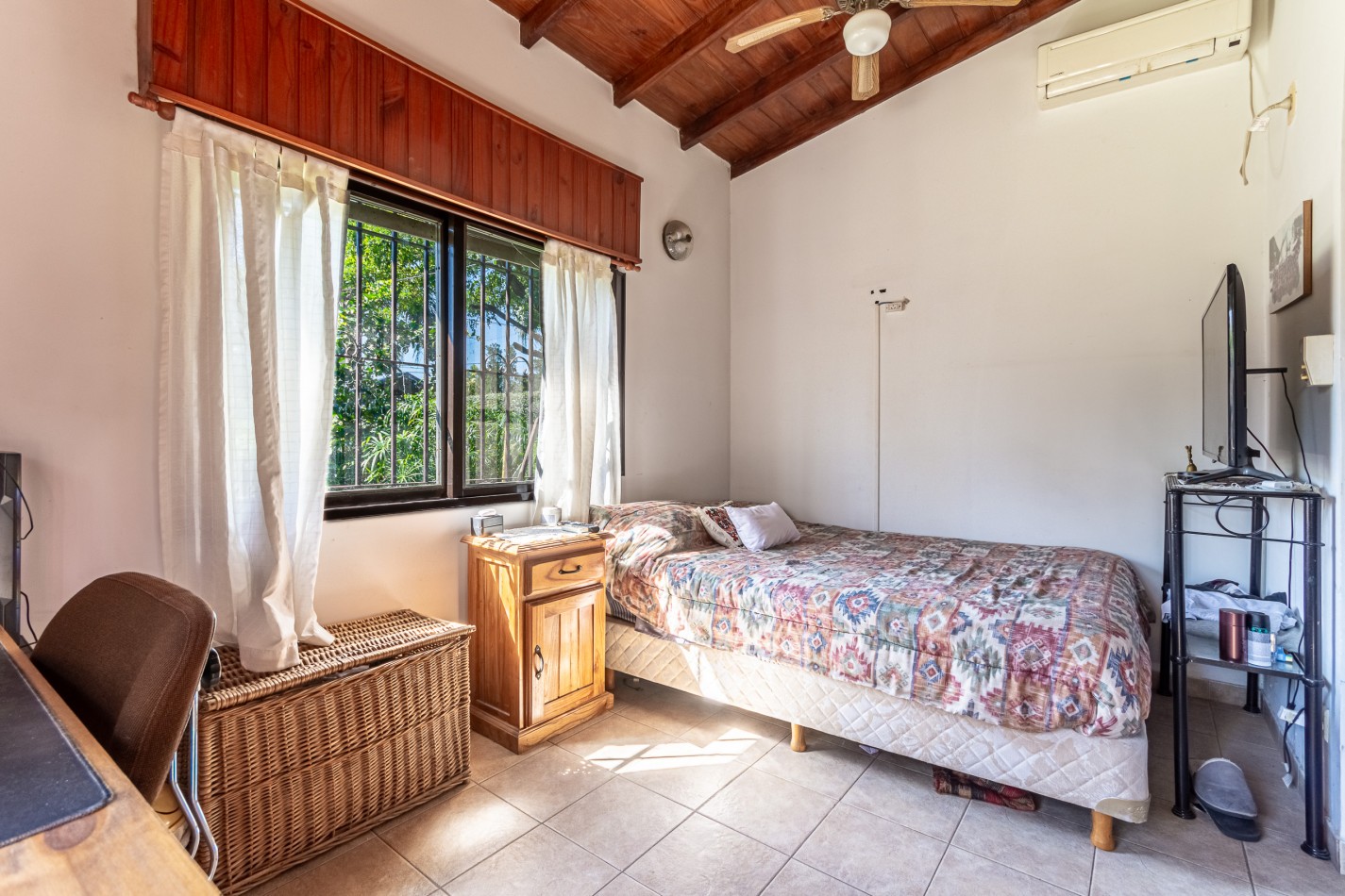 Excelente Casa con Terreno Propio C/ Piscina - Parrilla - Lavadero - Calefaccion - Gran Potencial