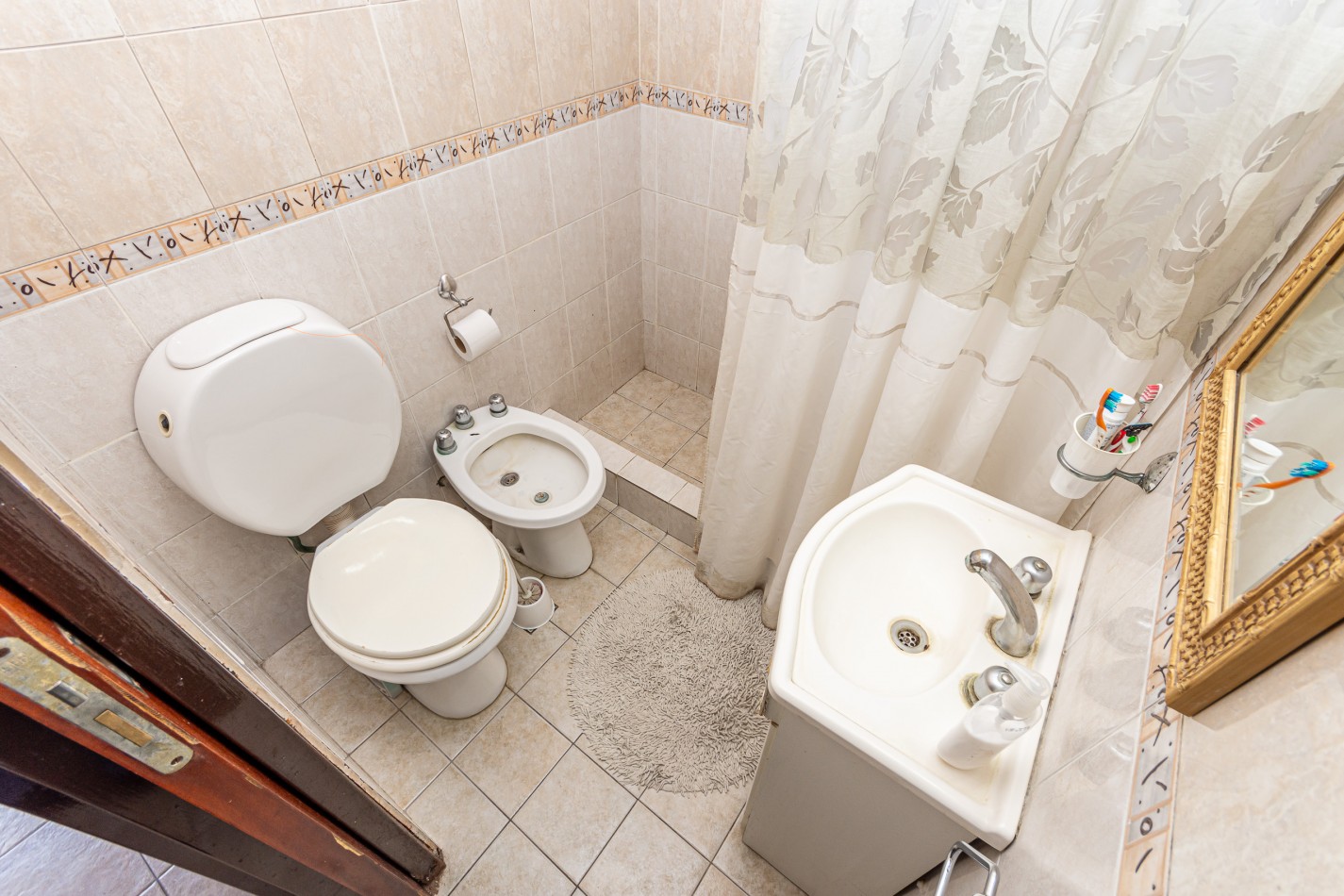 Excelente Casa con Terreno Propio C/ Piscina - Parrilla - Lavadero - Calefaccion - Gran Potencial
