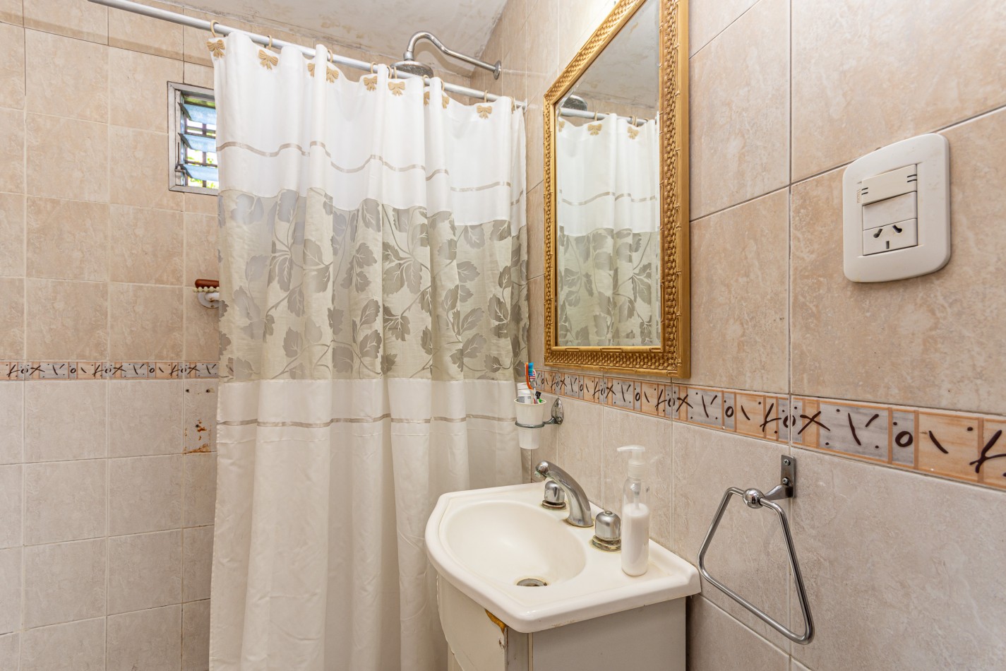 Excelente Casa con Terreno Propio C/ Piscina - Parrilla - Lavadero - Calefaccion - Gran Potencial