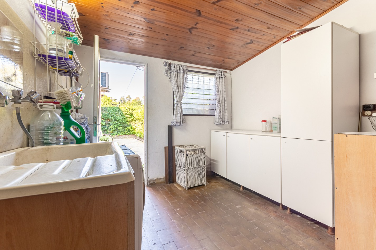 Excelente Casa con Terreno Propio C/ Piscina - Parrilla - Lavadero - Calefaccion - Gran Potencial