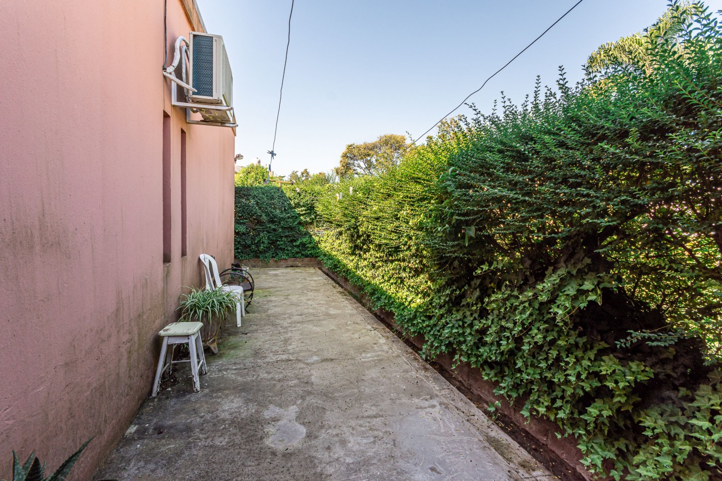 Excelente Casa con Terreno Propio C/ Piscina - Parrilla - Lavadero - Calefaccion - Gran Potencial