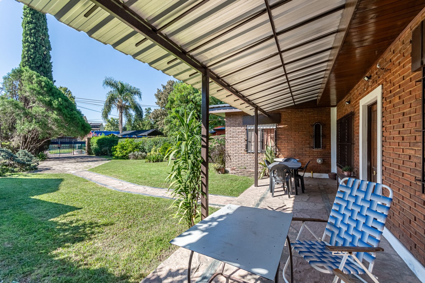 Excelente Casa con Terreno Propio C/ Piscina - Parrilla - Lavadero - Calefaccion - Gran Potencial