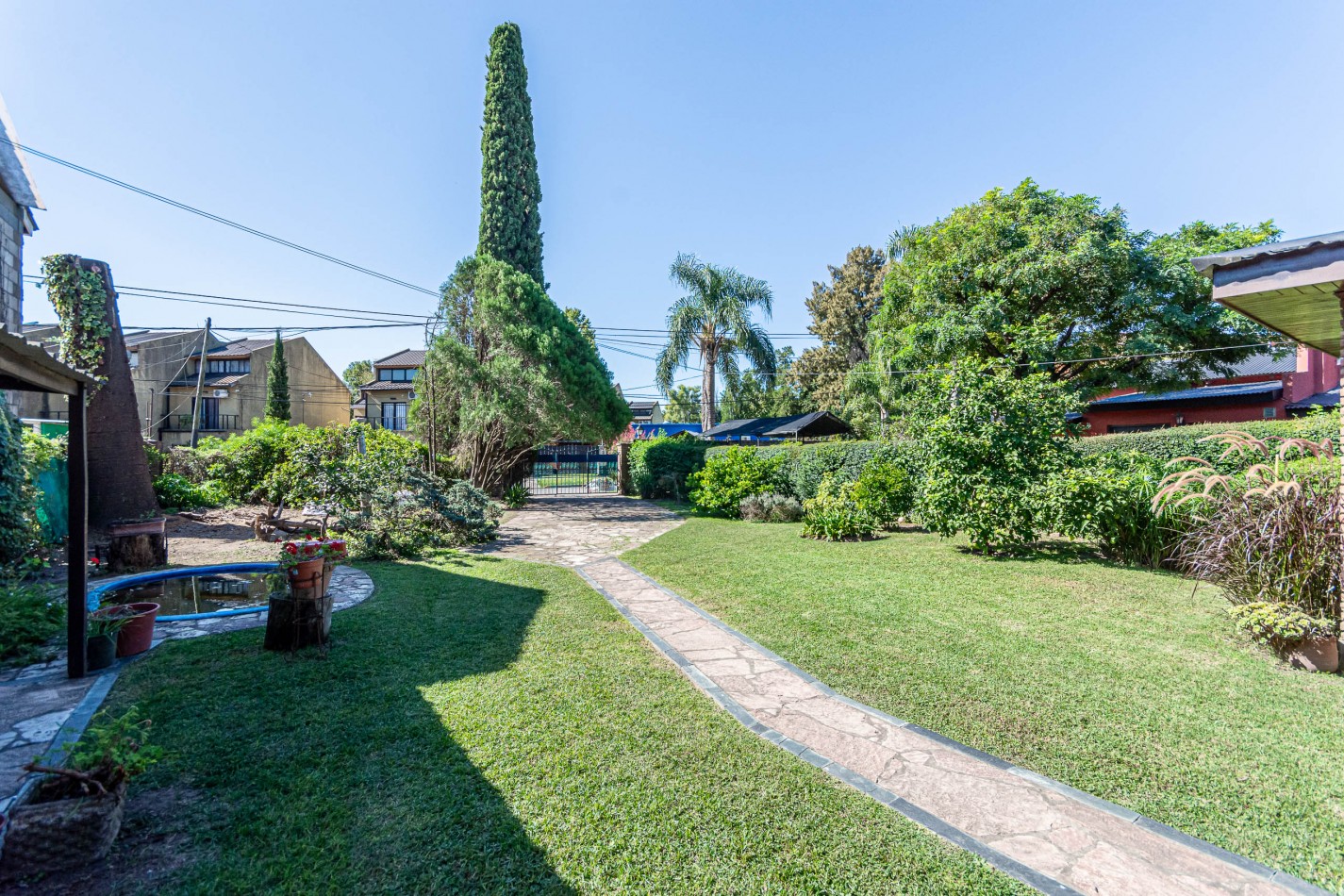 Excelente Casa con Terreno Propio C/ Piscina - Parrilla - Lavadero - Calefaccion - Gran Potencial