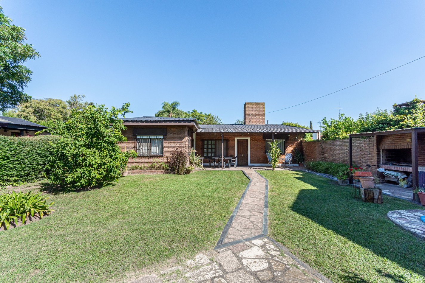 Excelente Casa con Terreno Propio C/ Piscina - Parrilla - Lavadero - Calefaccion - Gran Potencial