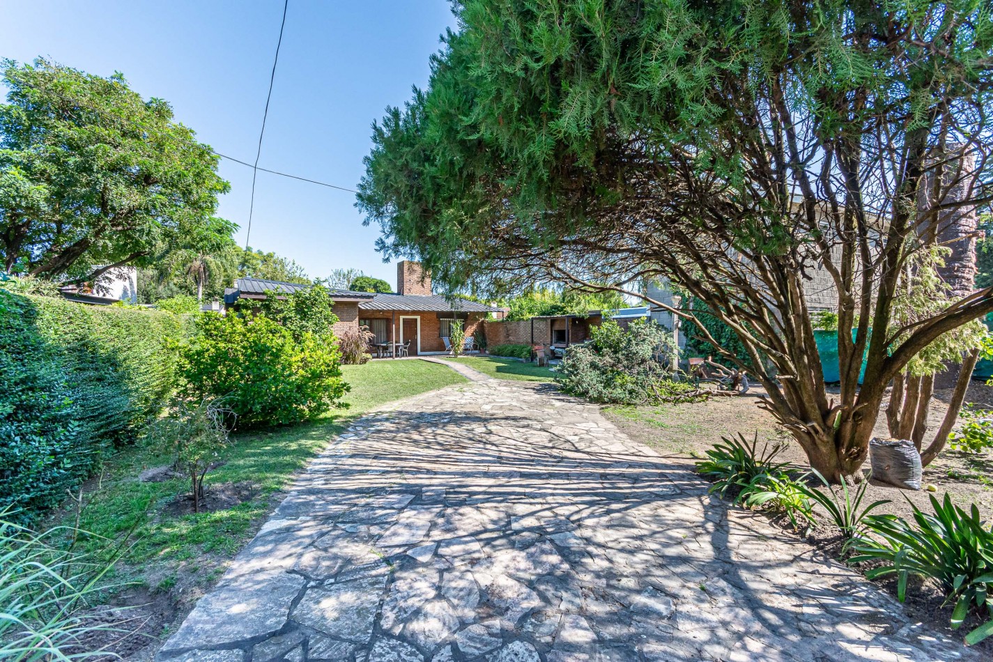 Excelente Casa con Terreno Propio C/ Piscina - Parrilla - Lavadero - Calefaccion - Gran Potencial