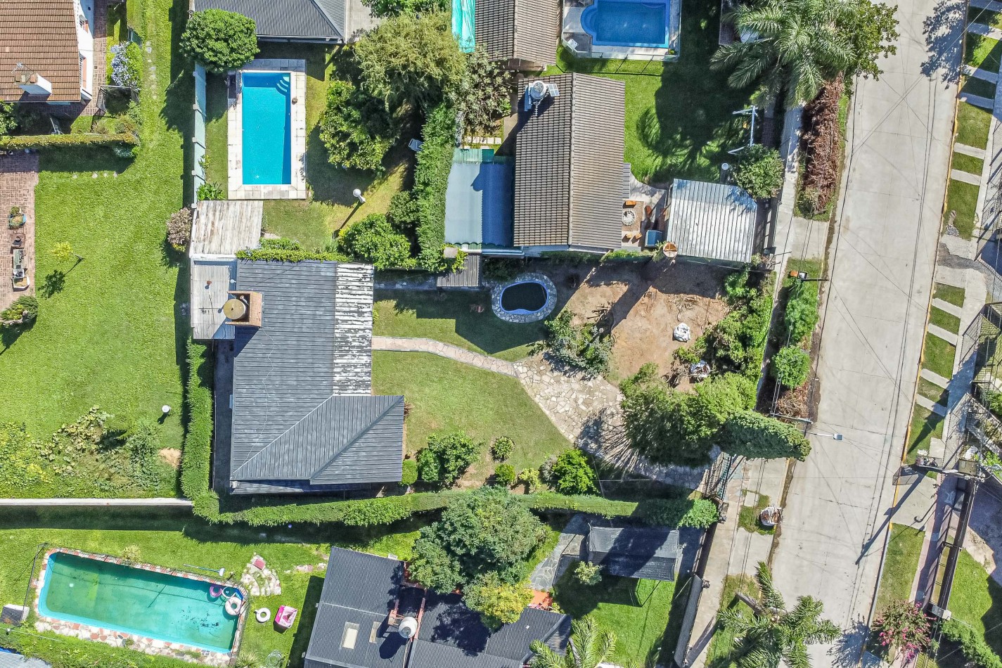Excelente Casa con Terreno Propio C/ Piscina - Parrilla - Lavadero - Calefaccion - Gran Potencial