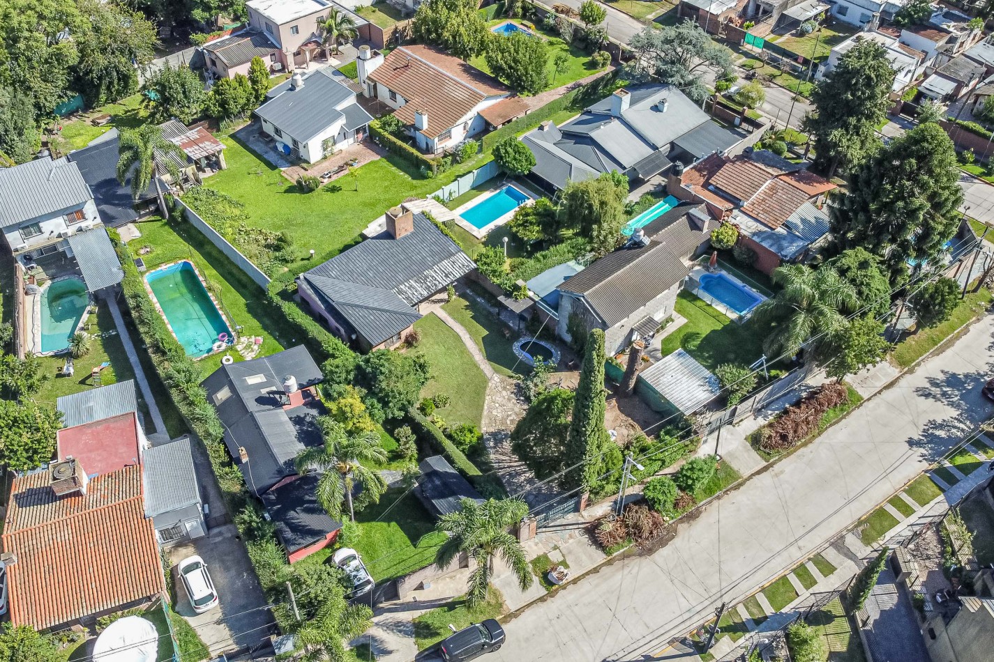 Excelente Casa con Terreno Propio C/ Piscina - Parrilla - Lavadero - Calefaccion - Gran Potencial