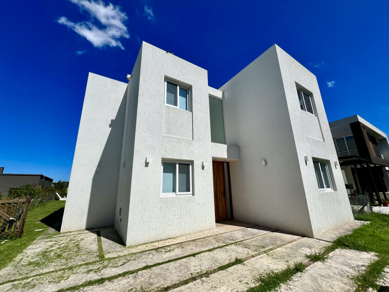 CASA 5 AMBIENTES c/ PISCINA - PARRILLA - GALERIA - CALEFACCION