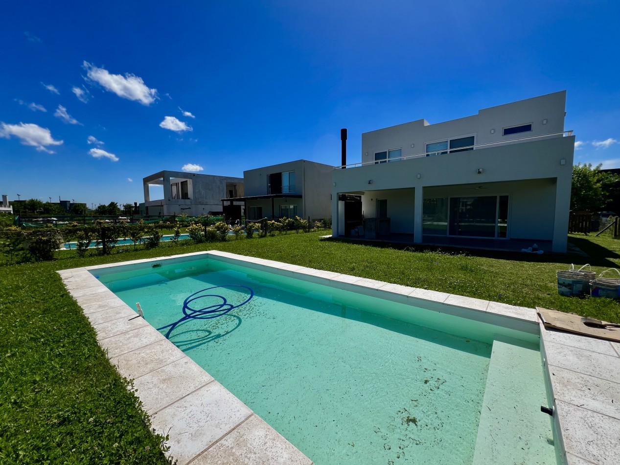 CASA 5 AMBIENTES c/ PISCINA - PARRILLA - GALERIA - CALEFACCION