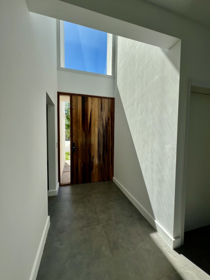 CASA 5 AMBIENTES c/ PISCINA - PARRILLA - GALERIA - CALEFACCION