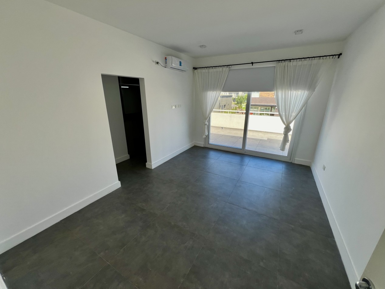 CASA 5 AMBIENTES c/ PISCINA - PARRILLA - GALERIA - CALEFACCION