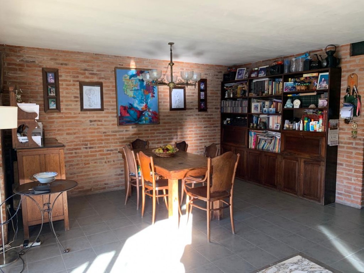 Casa de 4 Ambientes en Don Torcuato - Cochera / Piscina / Parrilla / Lavadero