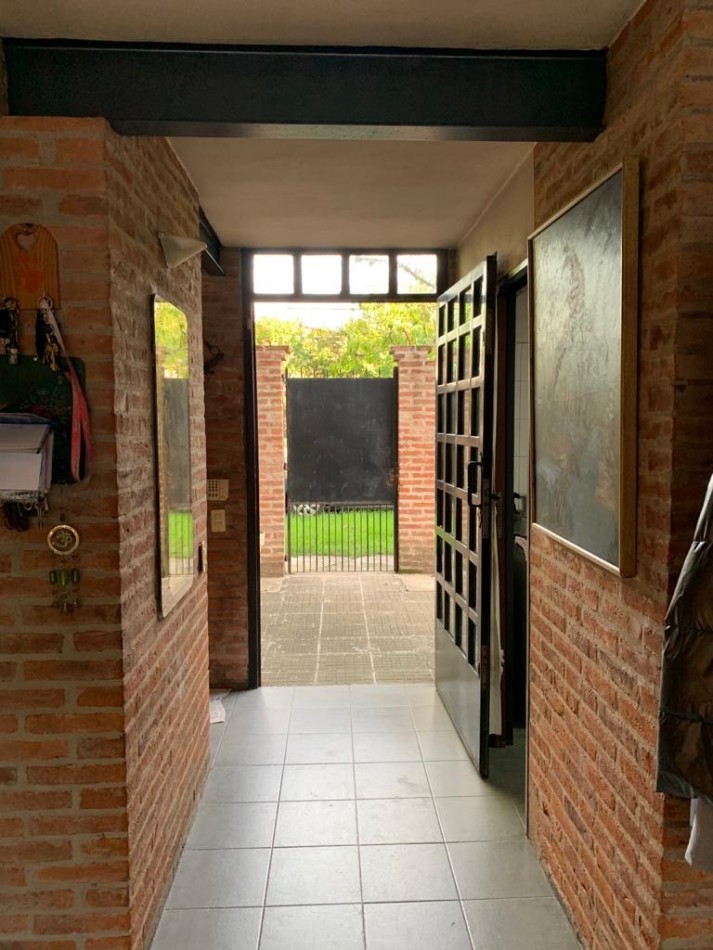 Casa de 4 Ambientes en Don Torcuato - Cochera / Piscina / Parrilla / Lavadero