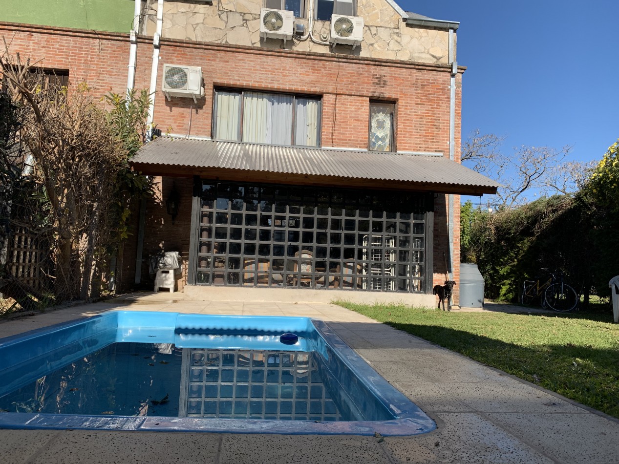 Casa de 4 Ambientes en Don Torcuato - Cochera / Piscina / Parrilla / Lavadero