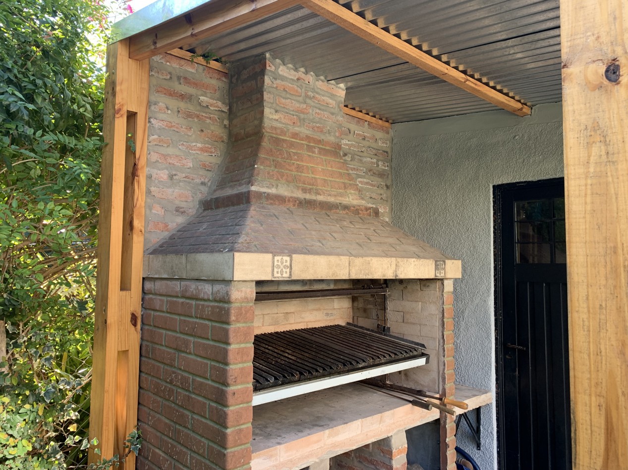 Casa de 4 Ambientes en Don Torcuato - Cochera / Piscina / Parrilla / Lavadero
