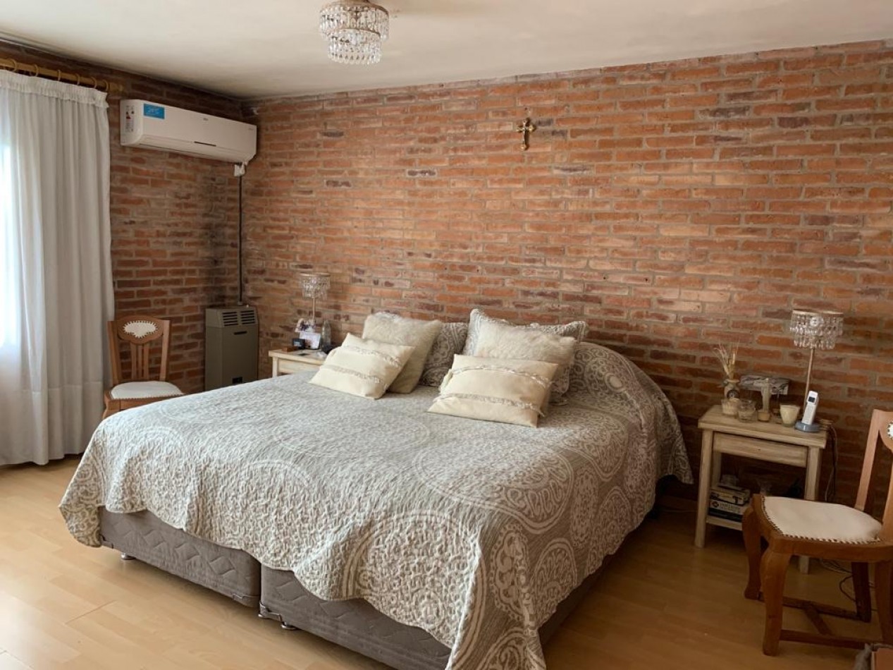 Casa de 4 Ambientes en Don Torcuato - Cochera / Piscina / Parrilla / Lavadero