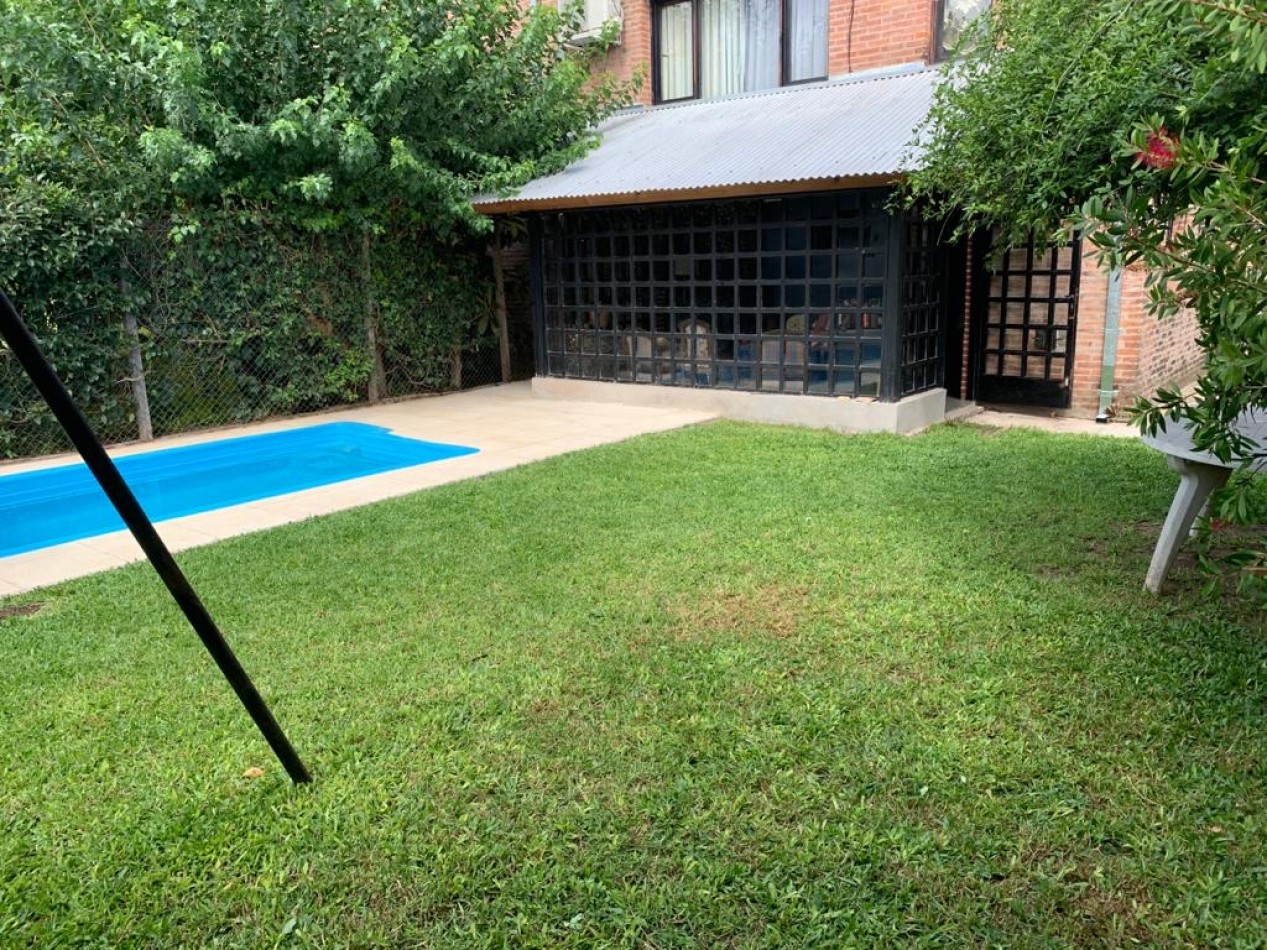 Casa de 4 Ambientes en Don Torcuato - Cochera / Piscina / Parrilla / Lavadero
