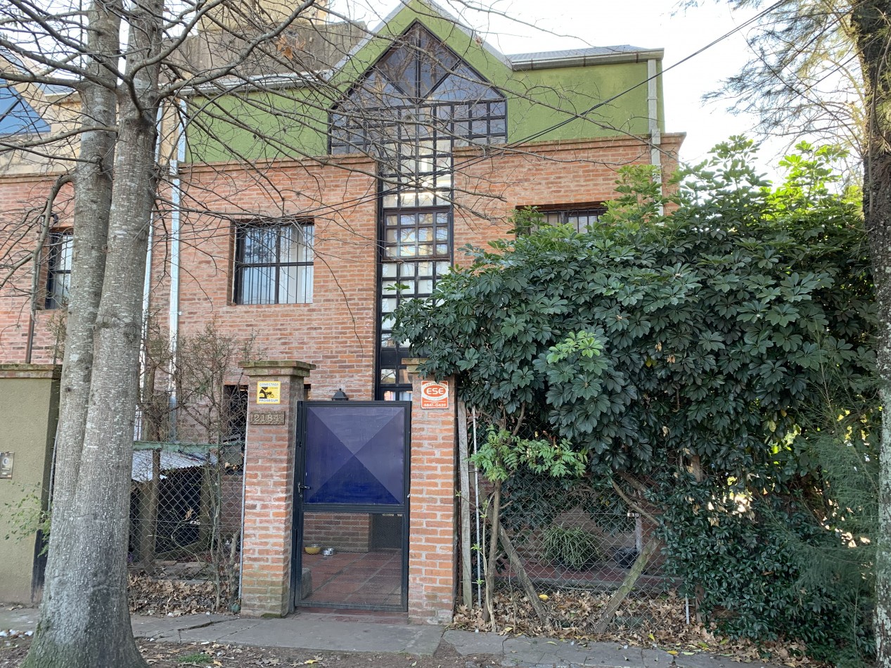 Casa de 4 Ambientes en Don Torcuato - Cochera / Piscina / Parrilla / Lavadero