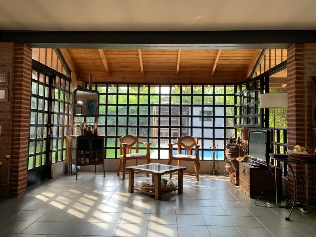Casa de 4 Ambientes en Don Torcuato - Cochera / Piscina / Parrilla / Lavadero