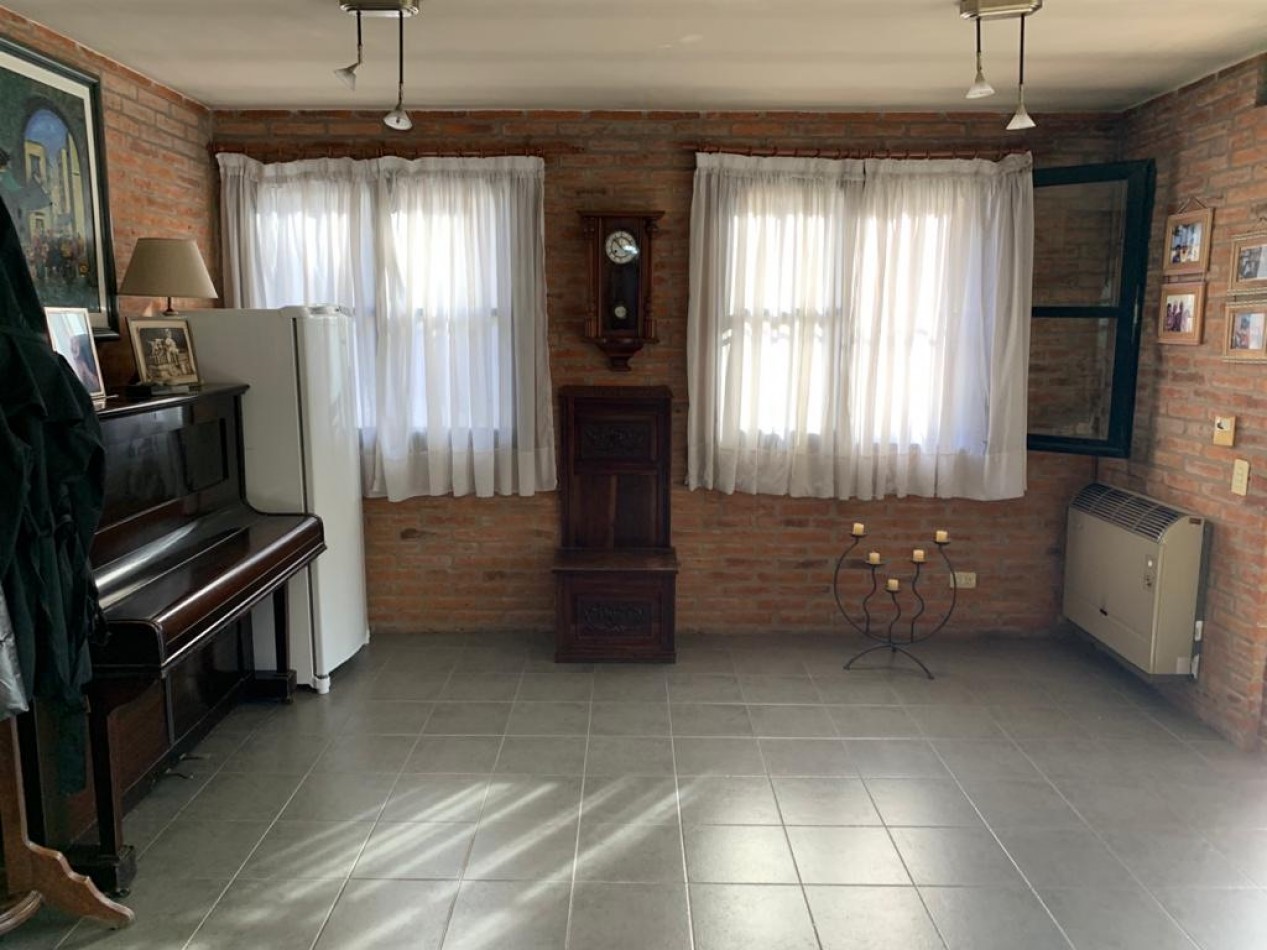 Casa de 4 Ambientes en Don Torcuato - Cochera / Piscina / Parrilla / Lavadero