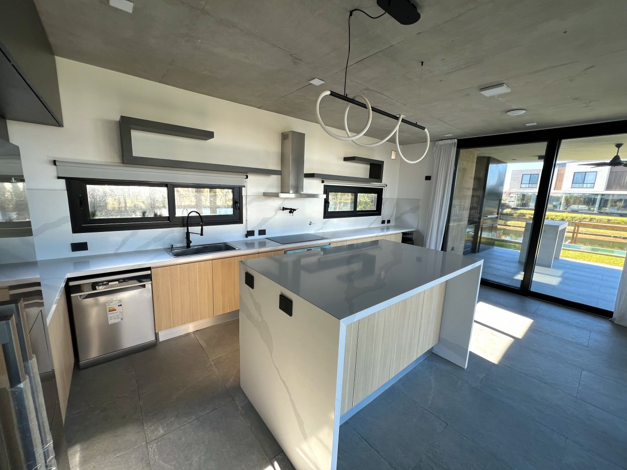 Excelente Casa de Lujo 6 ambientes c/ piscina - parrilla - mastersuite - sauna