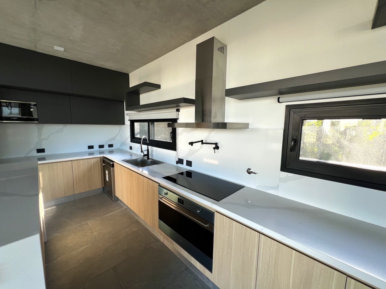 Excelente Casa de Lujo 6 ambientes c/ piscina - parrilla - mastersuite - sauna
