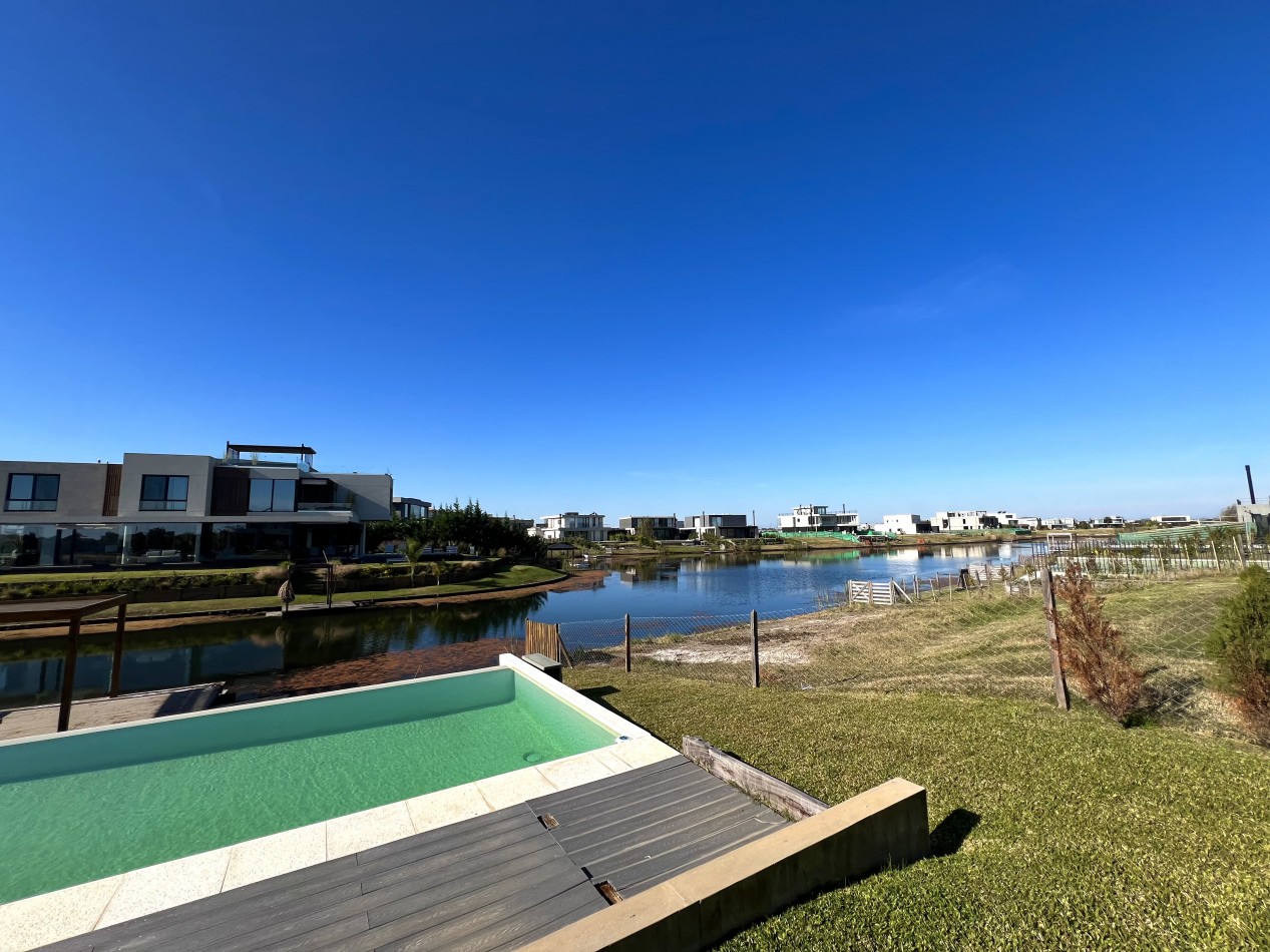 Excelente Casa de Lujo 6 ambientes c/ piscina - parrilla - mastersuite - sauna