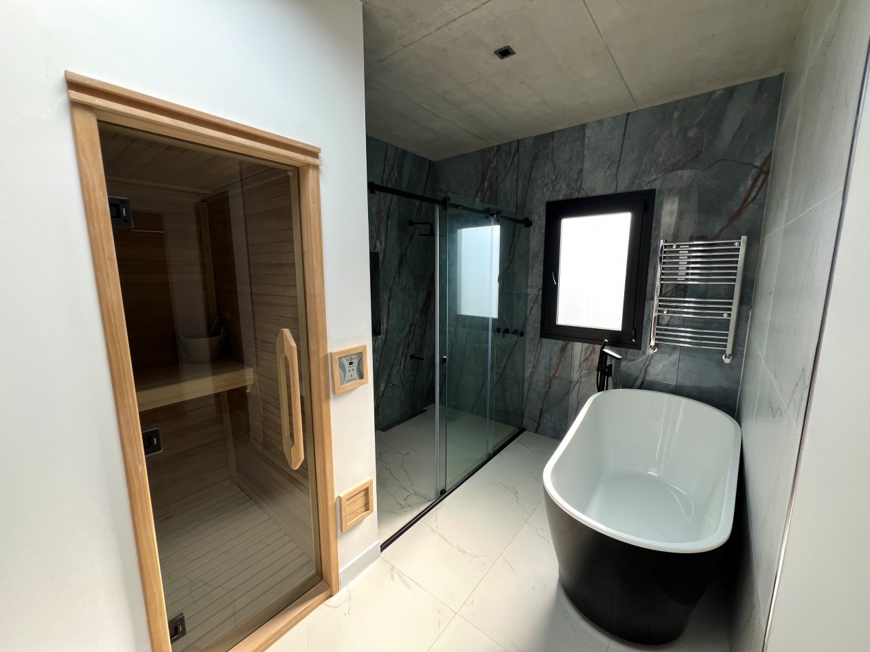 Excelente Casa de Lujo 6 ambientes c/ piscina - parrilla - mastersuite - sauna